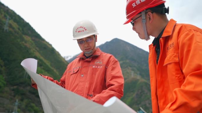 四川省第八届劳动模范狄海波扎根雪域高原高速工程建设一线