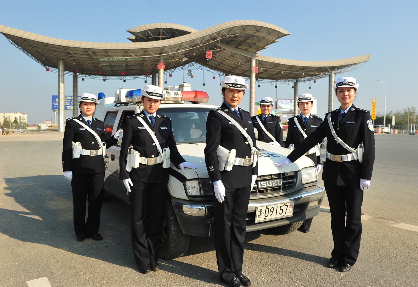 探访江西高速交警女警中队:家人对工作多的是理解 少的是抱怨