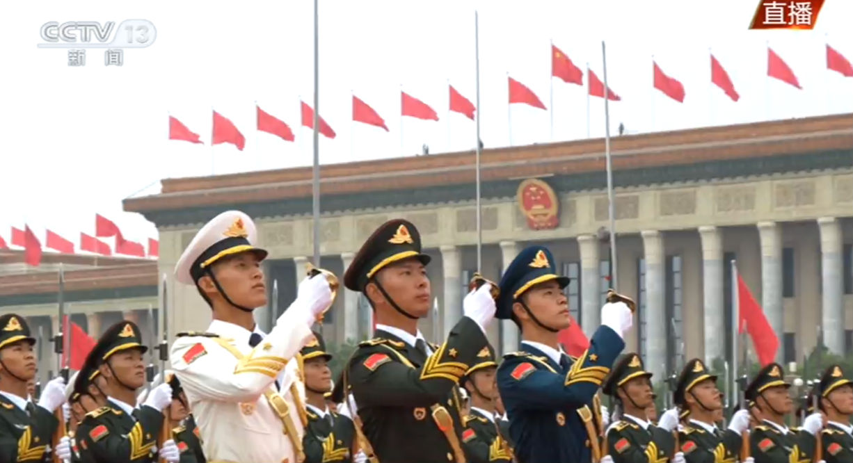 全場齊聲高唱中華人民共和國國歌五星紅旗在天安門廣場冉冉升起