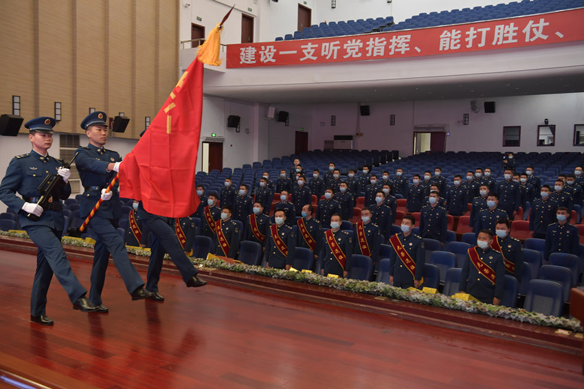 老兵祝順利西部戰區空軍舉行2021年度冬季士兵退役儀式