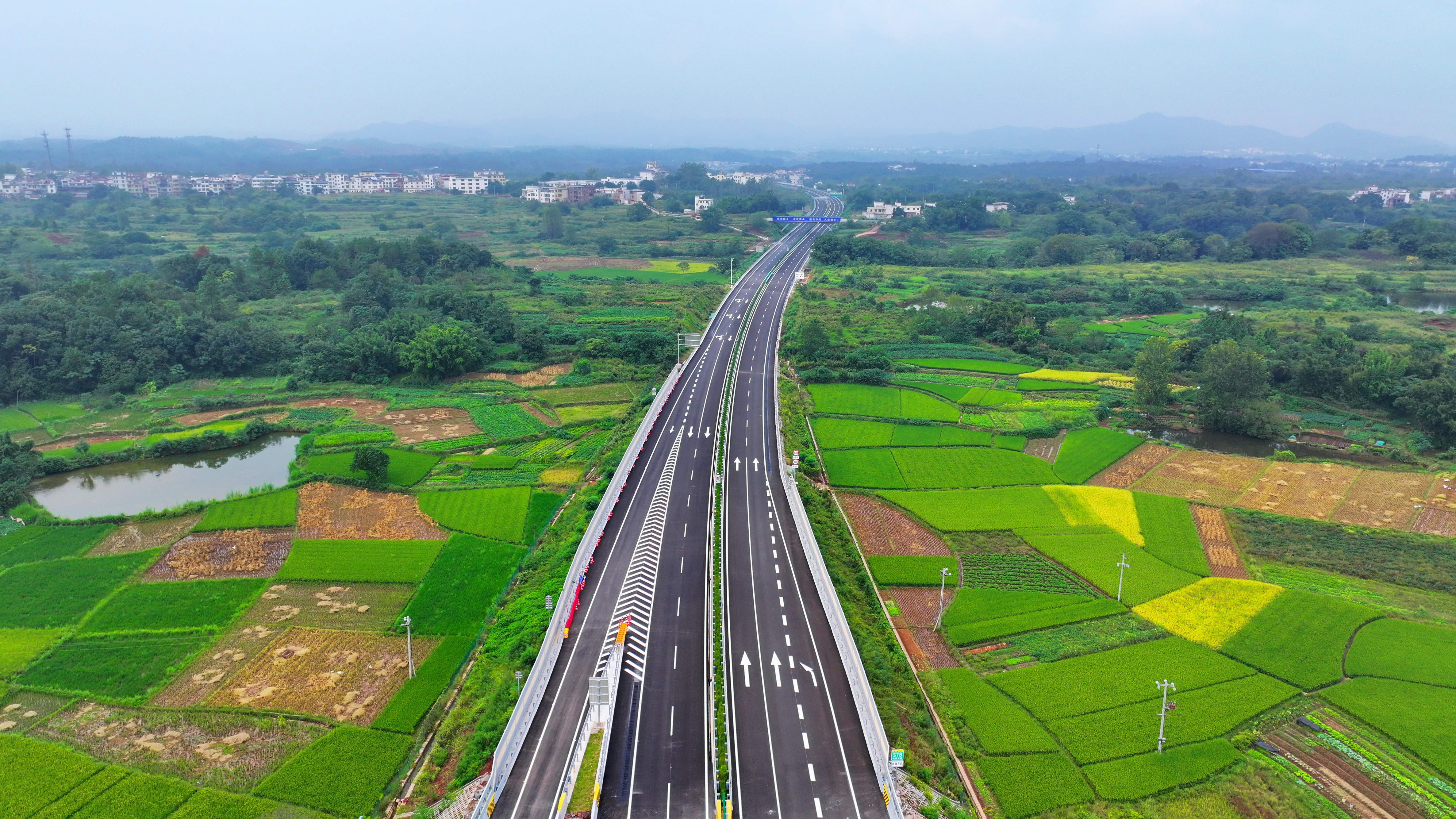 赣崇高速公路图片