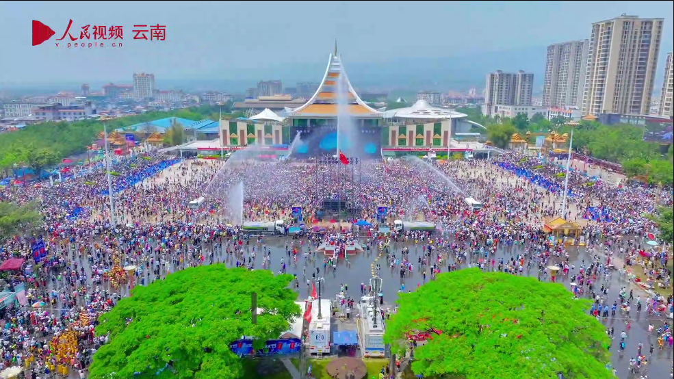 云南德宏:万人欢庆泼水节【3】